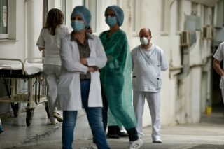 Μετά τα χειροκροτήματα έρχονται οι απολύσεις