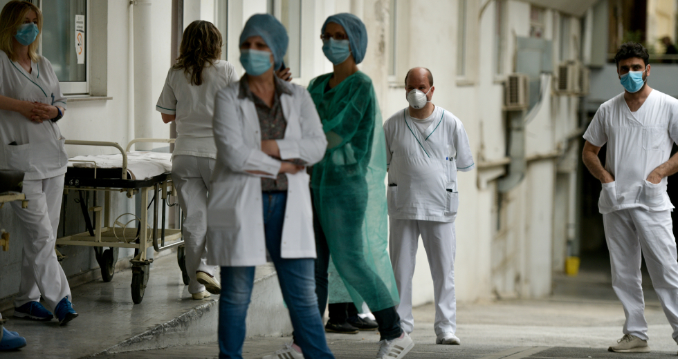 Μετά τα χειροκροτήματα έρχονται οι απολύσεις