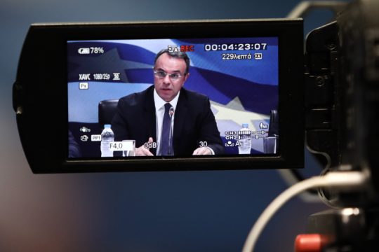 Υφεση-σοκ και ανεργία στο 22,3%