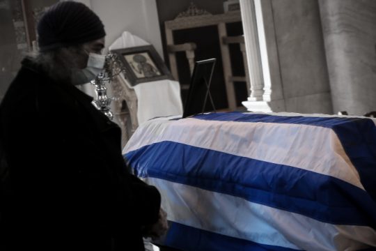 Σ’ αυτό το φέρετρο ακουμπά η Ελλάδα