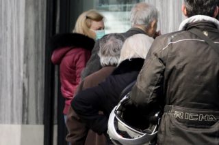 Σε ποιους κουνούν το δάχτυλο;