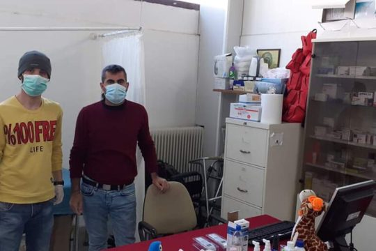 Ο δήμαρχος ζητά κλειστές δομές, οι πρόσφυγες αυτο-οργανώνονται