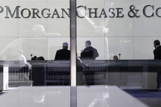 «Μαχαίρι» στις τράπεζες από τη JP Morgan