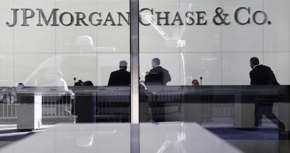 «Μαχαίρι» στις τράπεζες από τη JP Morgan