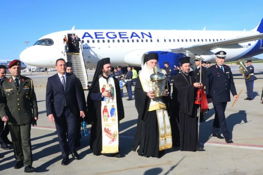 Από το αεροδρόμιο κατευθείαν για φύλαξη στην Πλάκα το Άγιο Φως