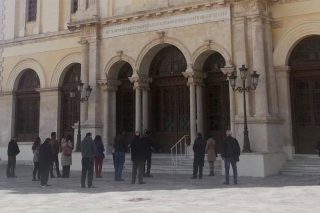 Ηράκλειο: «Αμετανόητοι» έξω από τον Άγιο Μηνά