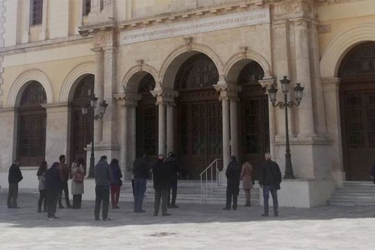 Ηράκλειο: «Αμετανόητοι» έξω από τον Άγιο Μηνά