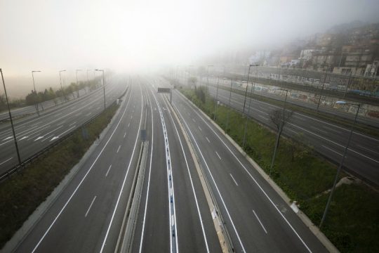 Έρευνα συνδέει την ατμοσφαιρική ρύπανση με τους θανάτους από Covid-19 