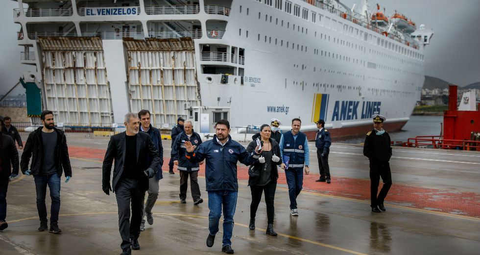 Εκκενώνεται από τους αρνητικούς στον Covid-19 ναυτικούς το «Ελευθέριος Βενιζέλος»