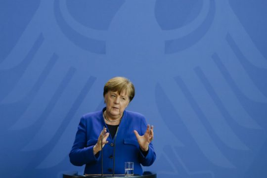 Και η Άνγκελα Μέρκελ ζητά διαφάνεια για τη γένεση του κορονοϊού