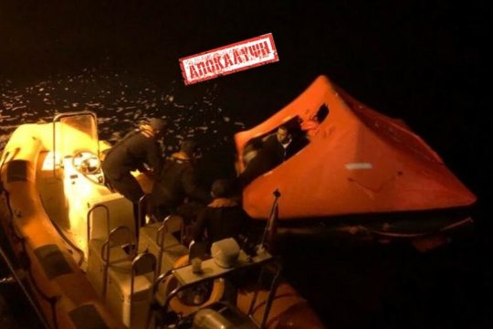 Επαναπροωθούν πρόσφυγες στα νησιά με ειδικές θαλάσσιες σκηνές