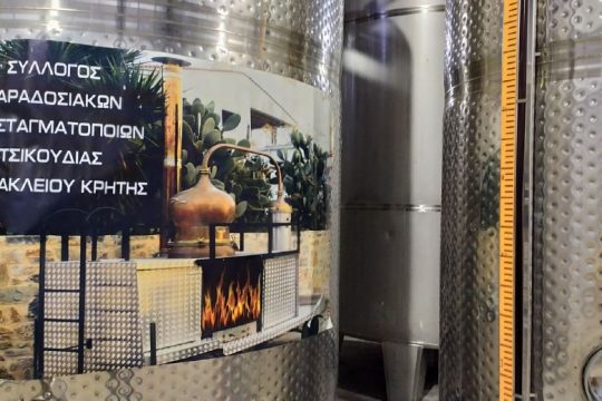 Η κυβέρνηση αρνείται την προσφορά των αποσταγματοποιών της Κρήτης – Στη βουλή το θέμα