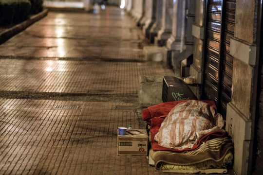 Ενας πρώην άστεγος δίπλα στους άστεγους