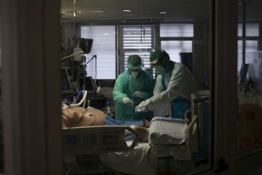 Οδοιπορικό σε αυτοσχέδιο νοσοκομείο της Ισπανίας για κορονοϊό