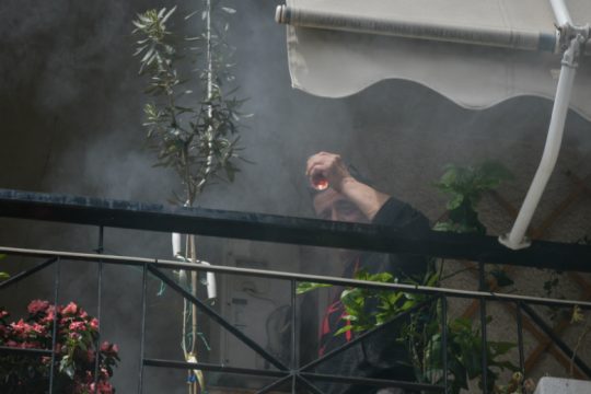 Στα μπαλκόνια και τις αυλές… πήραν φωτιά τα κάρβουνα