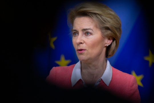 Η Ούρσουλα, η γερμανική εταιρεία εμβολίων και ένα «αμαρτωλό» ραντεβού