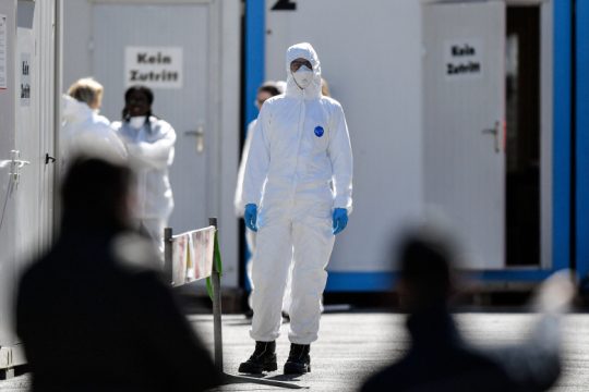 Αλματώδης αύξηση κρουσμάτων και νεκρών σε Γερμανία, Ολλανδία, Ελβετία