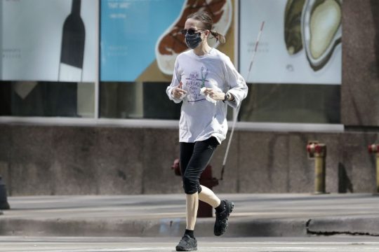 Covid-19: Ανεπαρκής απόσταση τα 2 μέτρα για οσους κάνουν τζόγκινγκ ή ποδήλατο