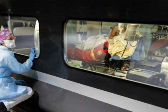 Με τρένα μεταφέρουν ασθενείς με Covid-19 εκτός Παρισιού