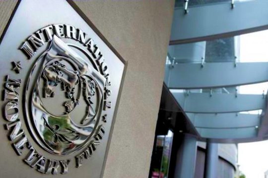 Εκτόξευση χρέους άνω του 200% εκτιμά για την Ελλάδα το ΔΝΤ