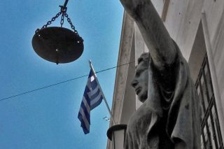 Προσφέρουν τον μισό μισθό τους οι κορυφαίοι της Δικαιοσύνης