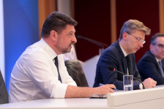 Ερωτήματα και αιχμές μετά το διάγγελμα Μητσοτάκη