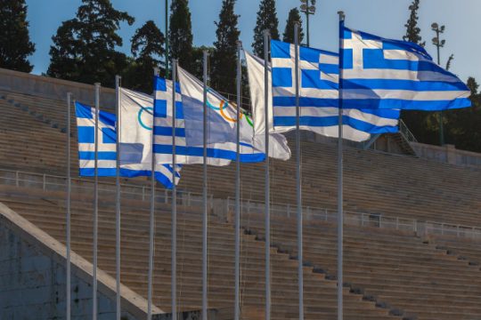 Τρεις οίκοι υποβάθμισαν την προοπτική της ελληνικής οικονομίας