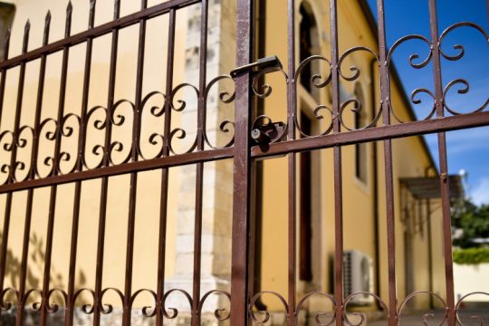 Συνελήφθη ιερέας στη Χίο επειδή είχε ανοιχτές τις πόρτες του ναού