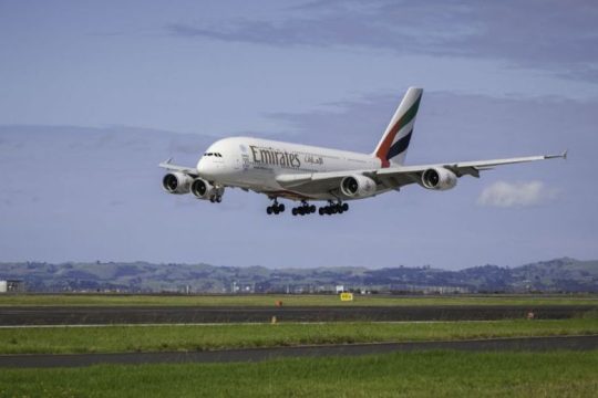 Emirates: Η πρώτη αεροπορική εταιρεία που προσφέρει επιτόπου εξέταση για τον COVID-19 σε επιβάτες της