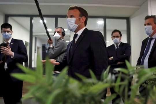 Ο Εμανουέλ Μακρόν… διαβουλεύεται