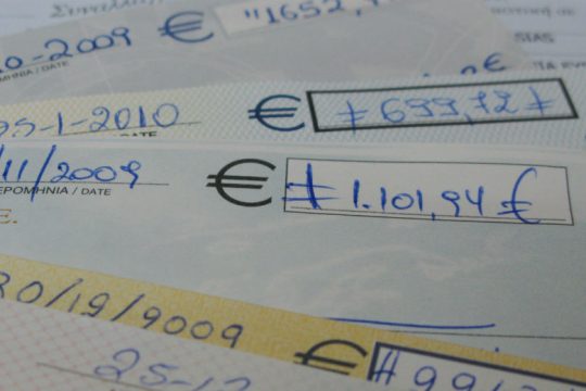 Διευκρινίσεις από την ΕΕΤ για μεταχρονολογημένες επιταγές