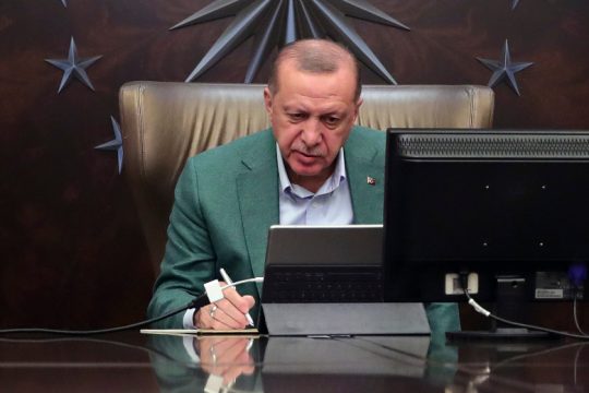 Διασταυρούμενα πυρά κατά Ερντογάν  για την πανδημία