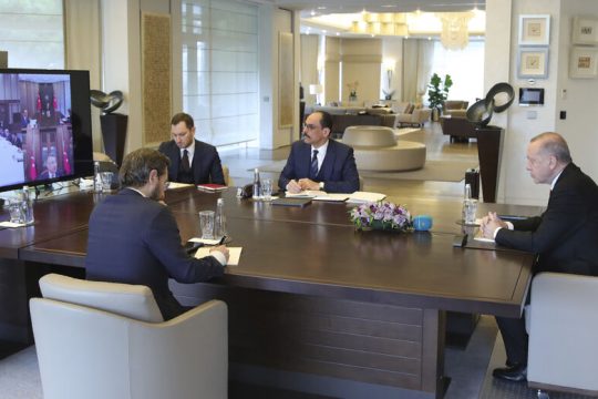 Ο κορονοϊός εξαπλώνεται, οι λίρες στερεύουν