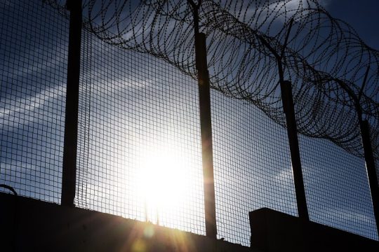 Ερώτηση βουλευτών του ΣΥΡΙΖΑ για τις απευθείας αναθέσεις στις φυλακές
