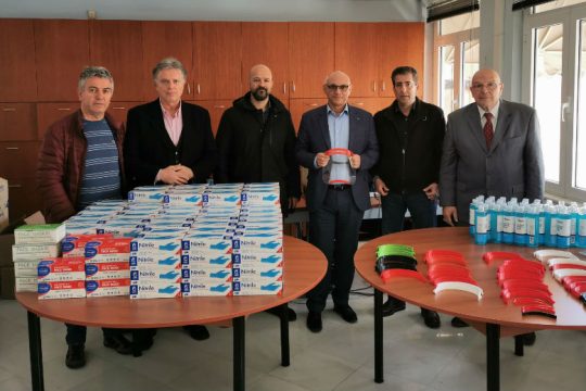 Μάσκες από τον δήμο Πειραιά στον Ιατρικό Σύλλογο της πόλης