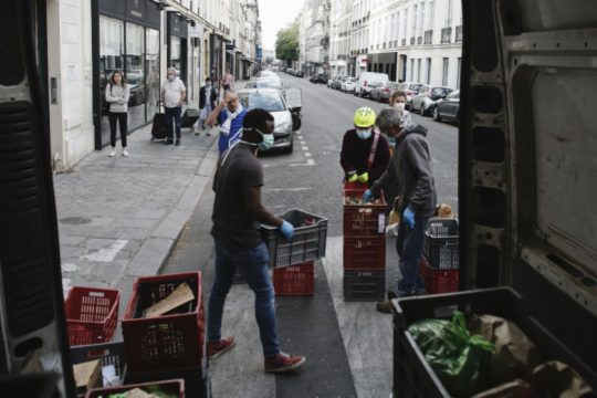 Covid-19: Προς σταδιακή άρση περιορισμών ενώ κρούσματα και νεκροί αυξάνονται διεθνώς
