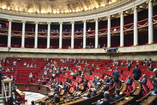 «Οι Γάλλοι να μάθουν να ζουν με τον ιό»