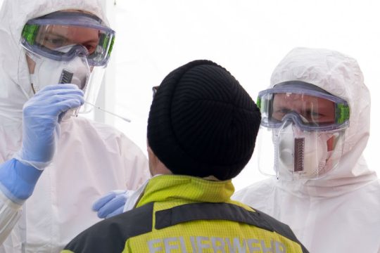 Covid-19: Η μάχη συνεχίζεται με καλύτερο ηθικό για τη Ευρώπη
