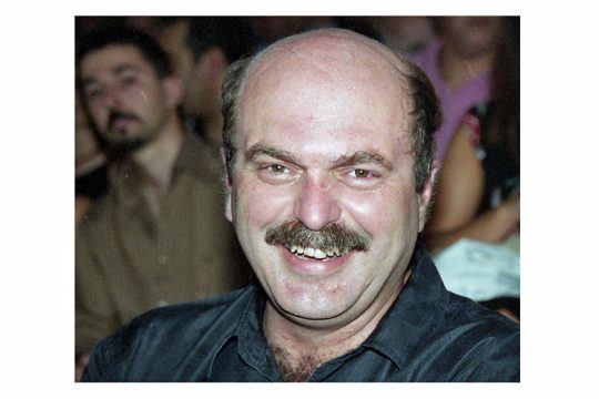 Μεταξύ θεάτρου και θεσμών