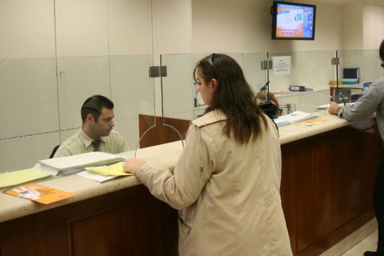 Την αναγνώριση της προσφοράς τους μέσα στην πανδημία ζητούν οι τραπεζοϋπάλληλοι