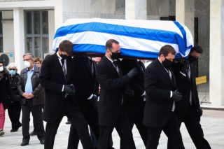 Με τις σημαίες μεσίστιες
