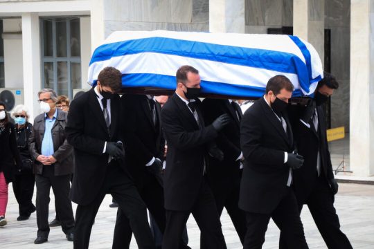 Με τις σημαίες μεσίστιες