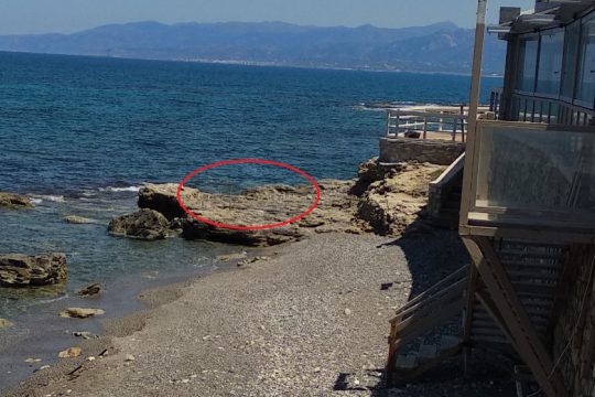 Χερσόνησος: Καταγγελία για προσπάθεια δημιουργίας εξέδρας πάνω στο κύμα