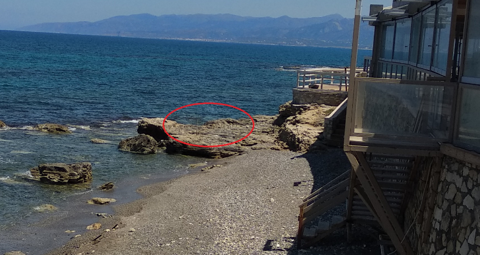 Χερσόνησος: Καταγγελία για προσπάθεια δημιουργίας εξέδρας πάνω στο κύμα
