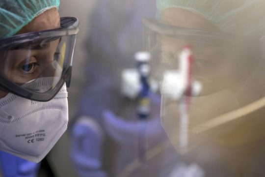 Ξεπέρασαν τους 200.000 οι νεκροί του κορονοϊού, ο ΠΟΥ προειδοποιεί κατά των «διαβατηρίων ανοσίας»