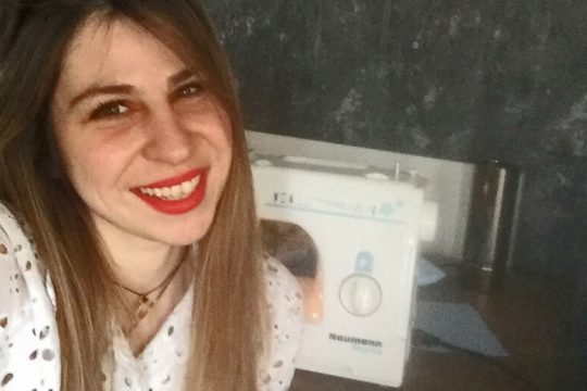 Μοδίστρες Αμεσης Ανάγκης… ράβουν μάσκες για τον κορονοϊό