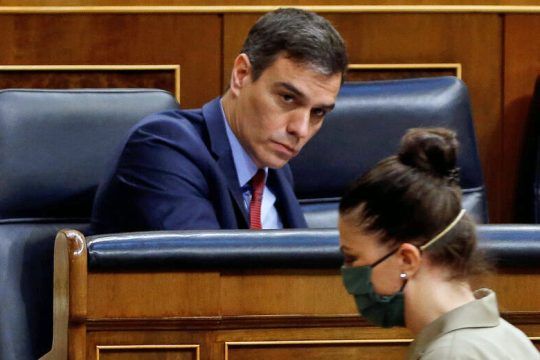 Μπρος ιός και πίσω… αντιπολίτευση