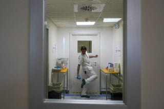 Συνεχίζεται η επιβράδυνση της αύξησης των θανάτων από τον κορονοϊό