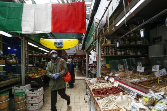 Ύφεση της πανδημίας στην Ιταλία, διστακτικότητα για τη «φάση δύο» 