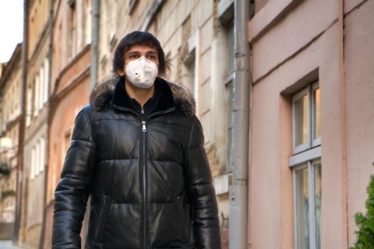Ο πλανήτης Γη έτοιμος να φορέσει μάσκα